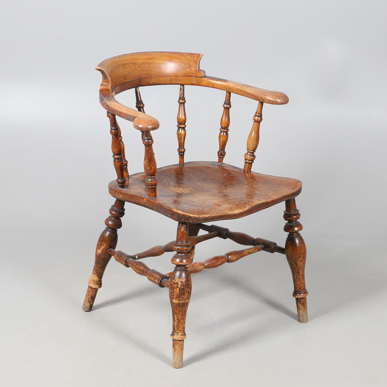 AN ELM SEATED SMOKERS BOW CHAIR.