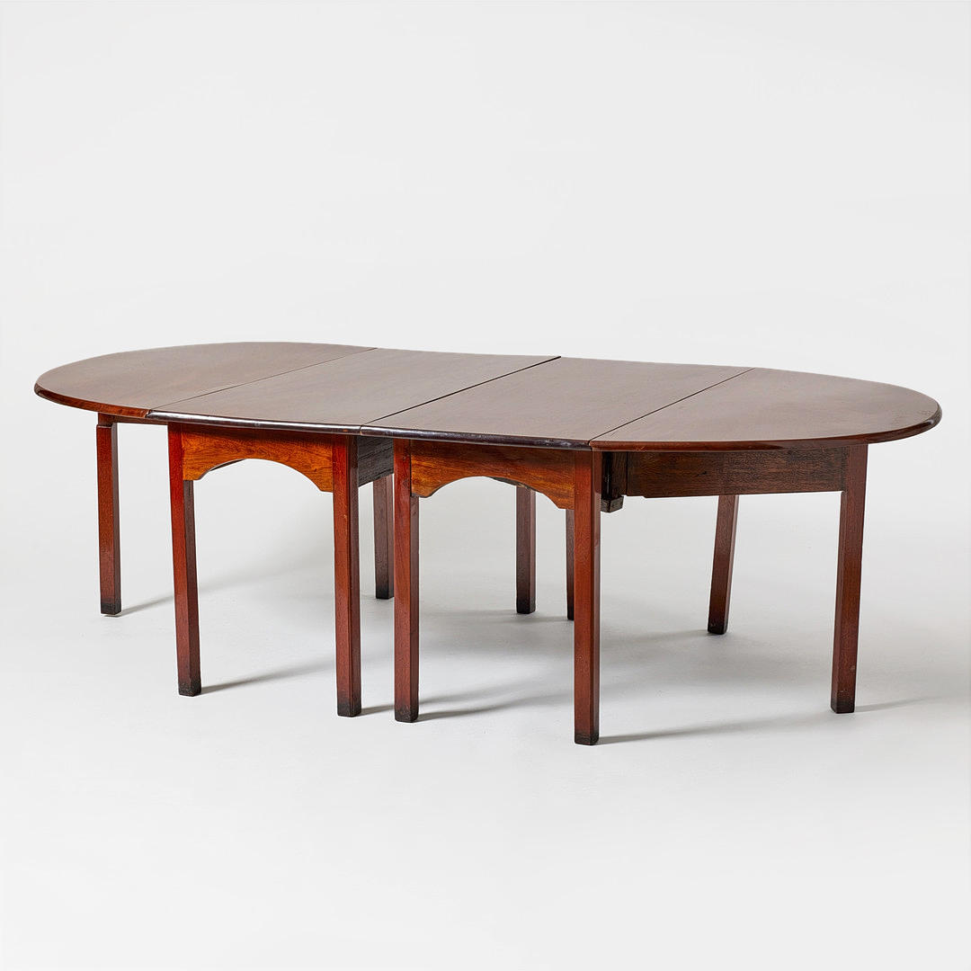 A dining table, England first half of the 19th century, solid mahogany, two-piece with folding lunette flaps.