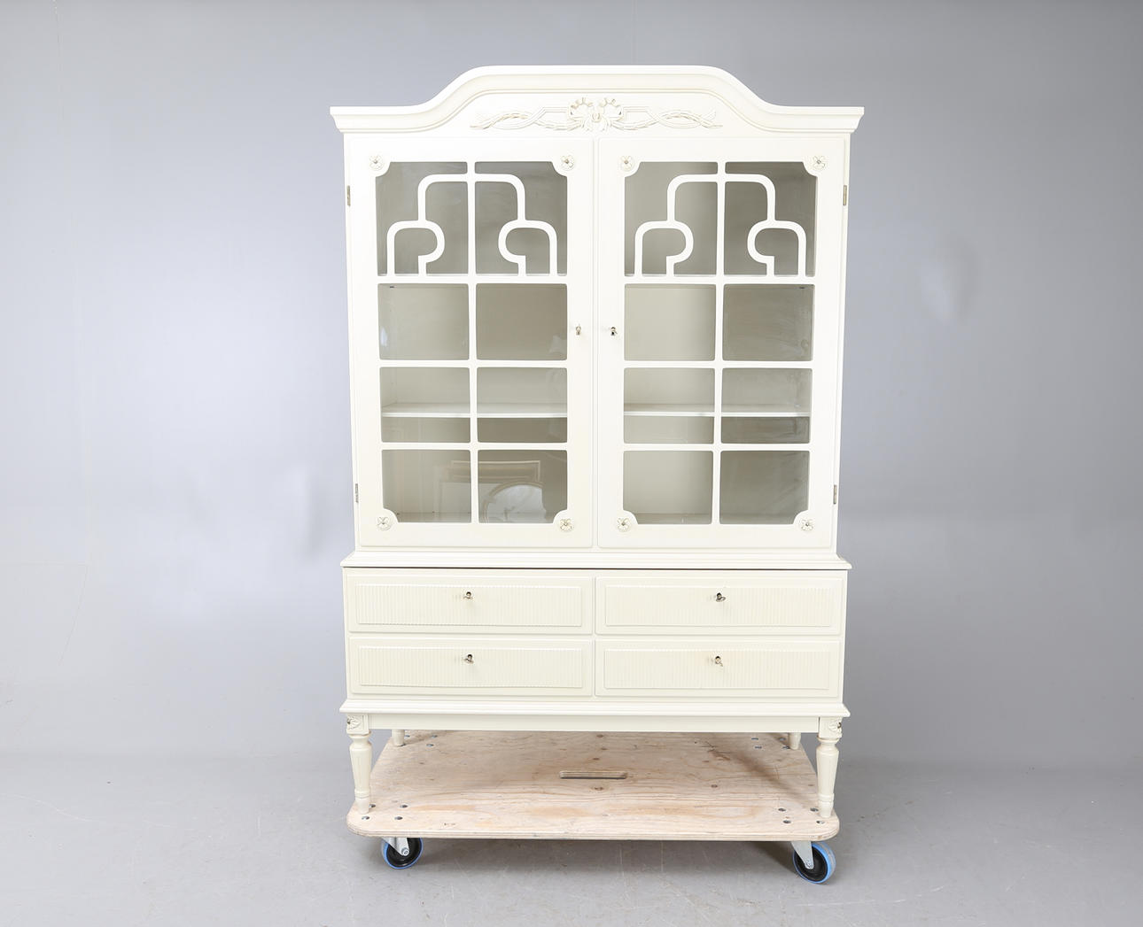 VITRINSKÅP, gustaviansk sil,1900-tal.