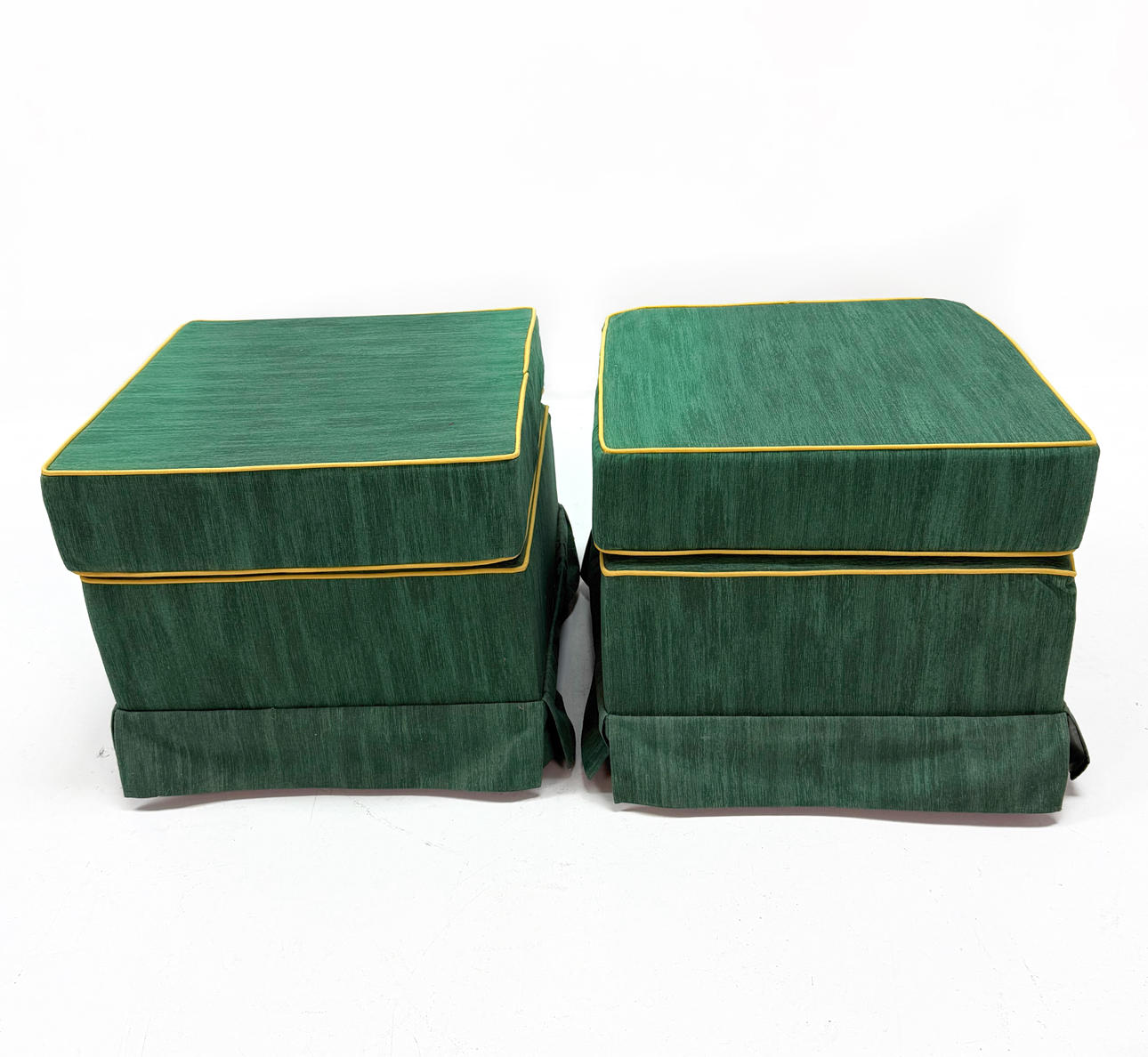 SITZHOCKER - Ein Paar mit Stoff bezogener Hocker.