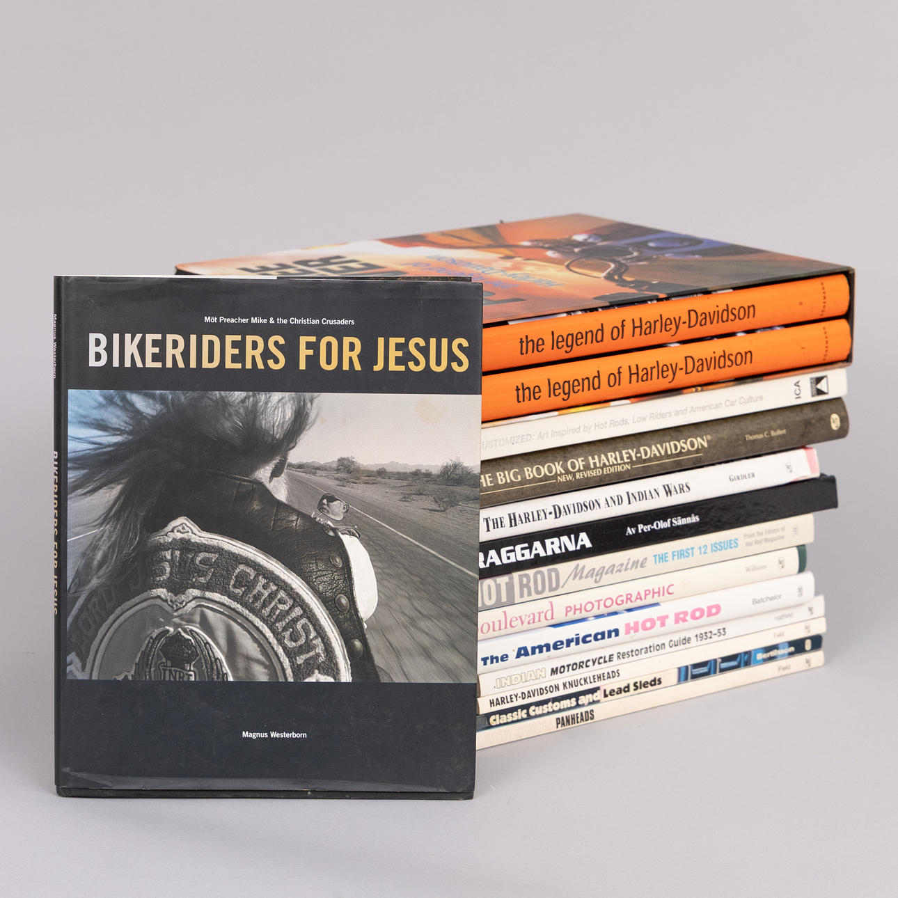 13 Bücher über Hot Rods und Motorräder.