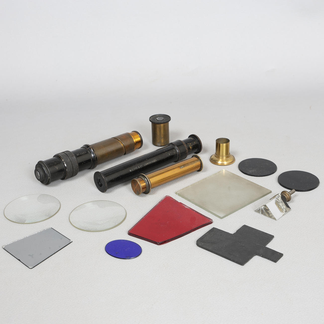 A GROUP OF TELESCOPES AND RELATED ITEMS INCLUDING WWI BRASS SIGHTING TELESCOPE BY W G PYE & CO, CAMBRIDGE (QTY).