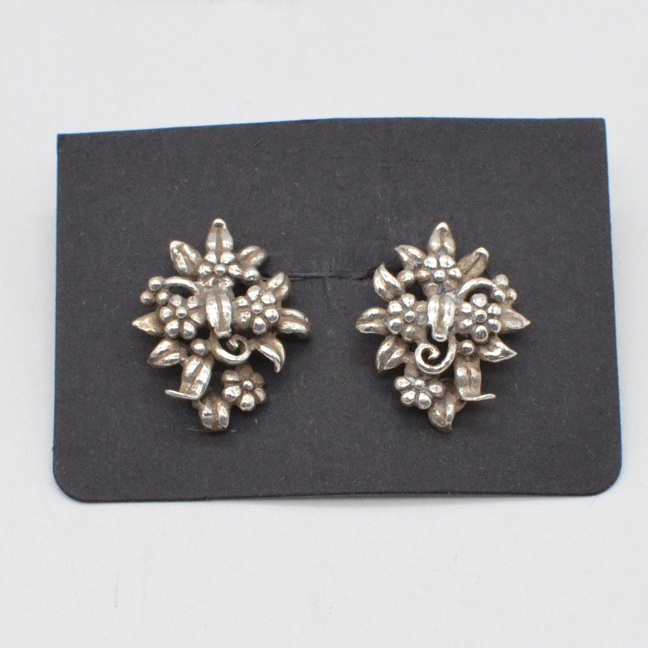 ALGOT ENEVOLDSEN. DESIGNER EARCLIPS, FLOWERS, STERLING SILVER, OPENWORK SETTING, AROUND 1950S.