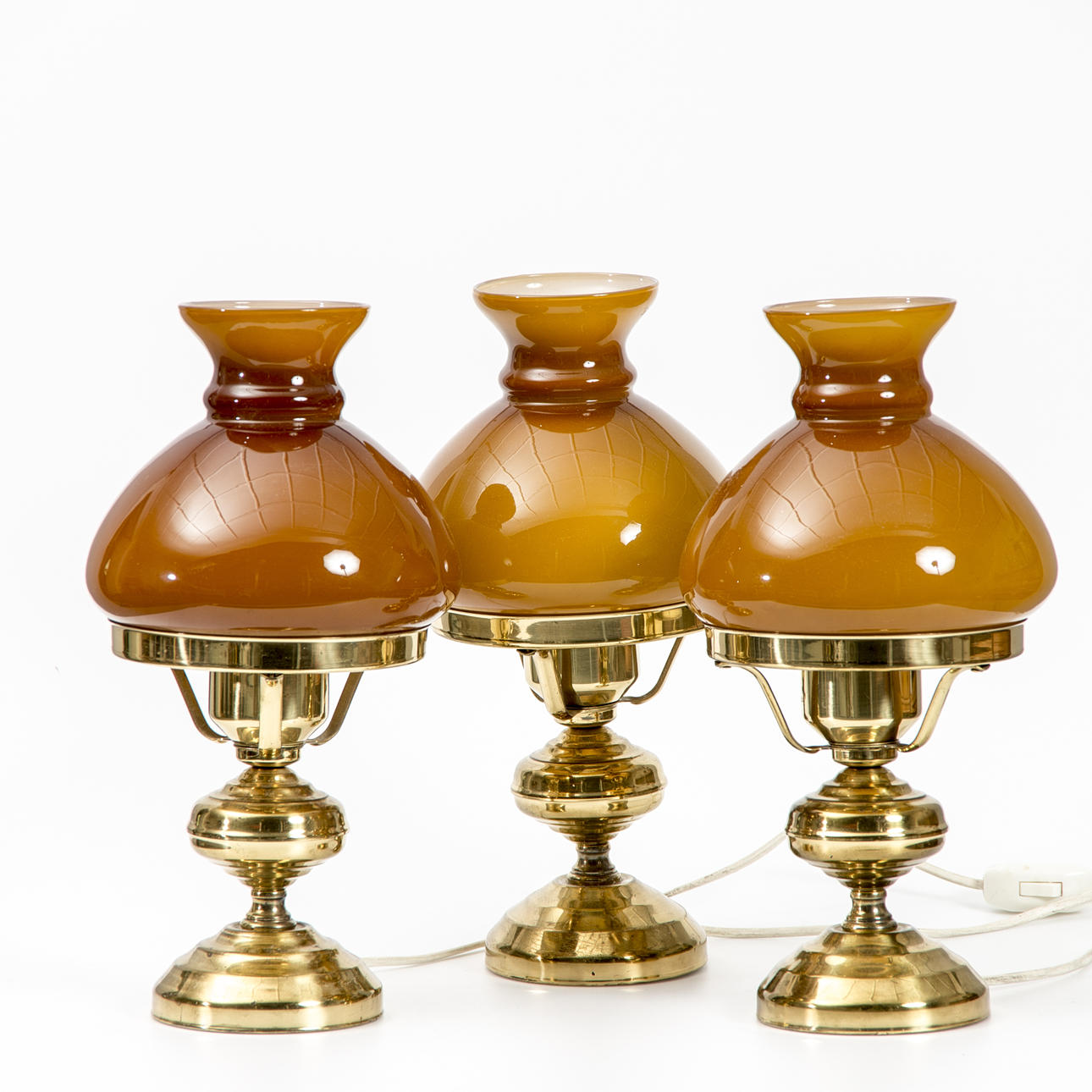 BORDSLAMPOR, 3 stycken, mässing med glaskupor, sent 1900-tal.