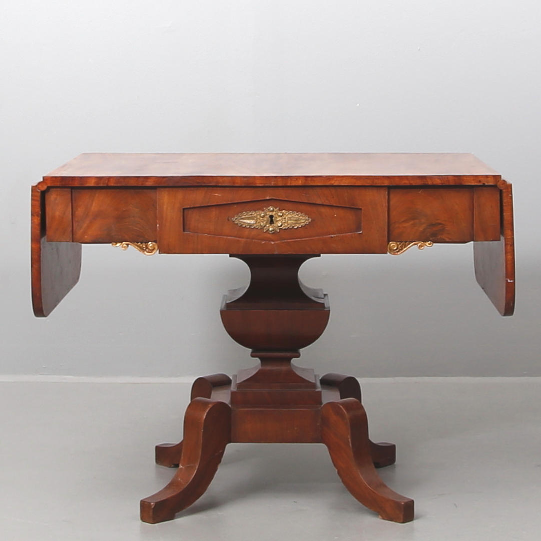 JOHAN ÖHMAN. Salongsbord i pyramidmahogny med klaffar, Karl Johan, omkring 1820.