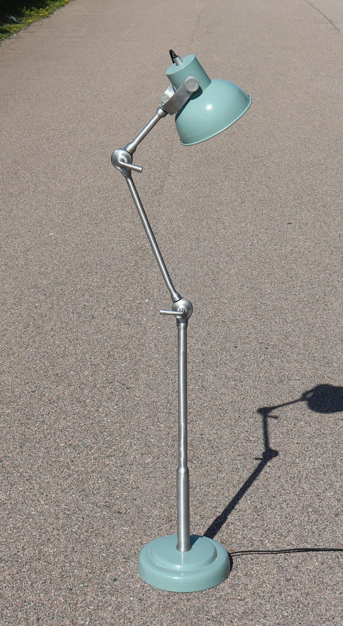 STEHLEUCHTE, Baobab, gelenkiges grünes Metall.