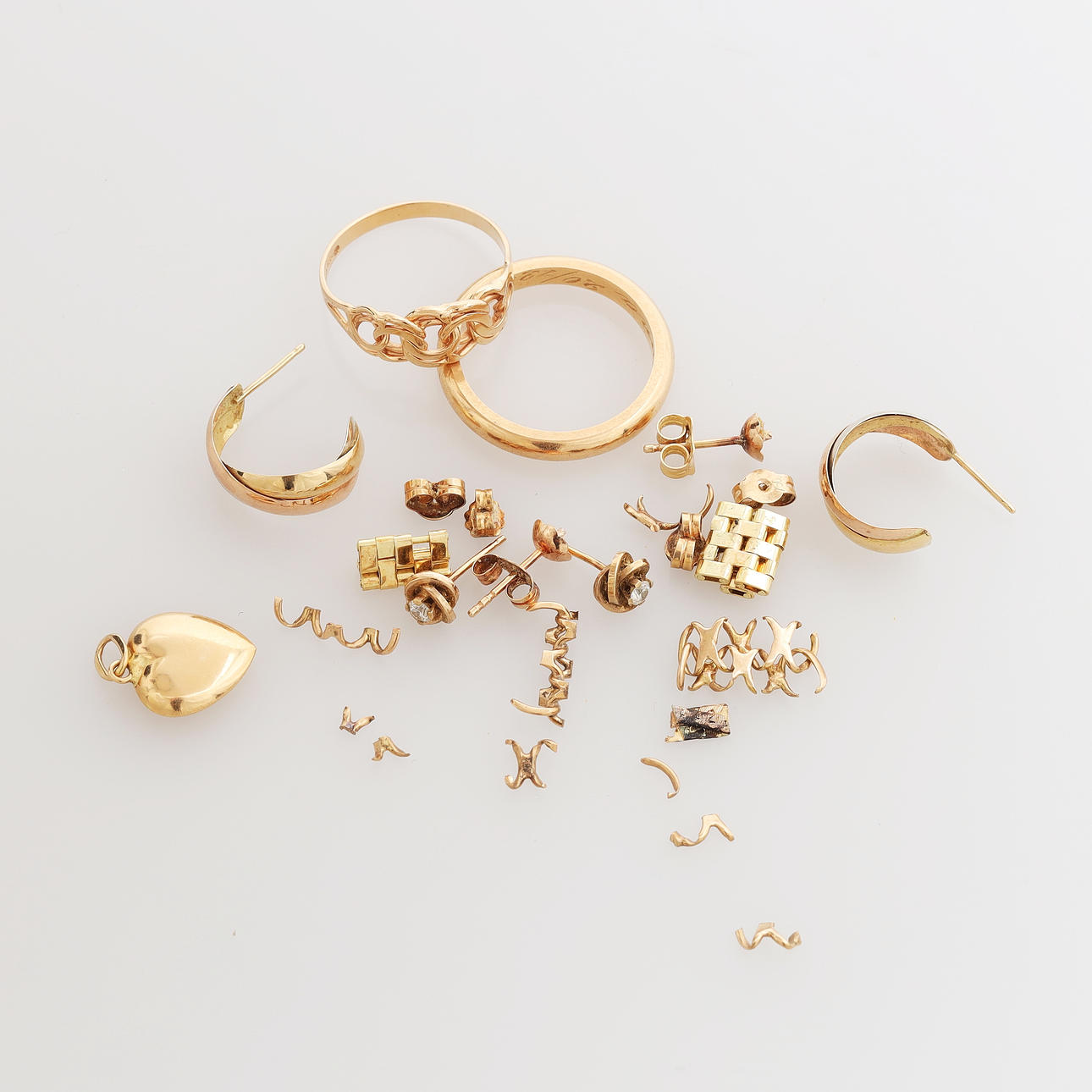 SCRAP GOLD, 18k, weight 14,80 grams.