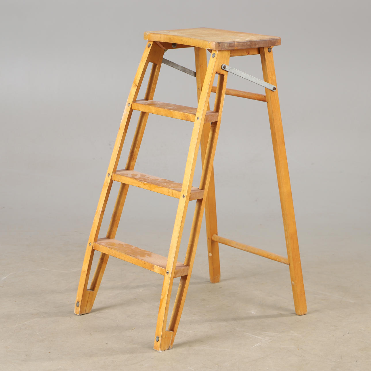 En trappestige i træ, midten af det 20. århundrede.