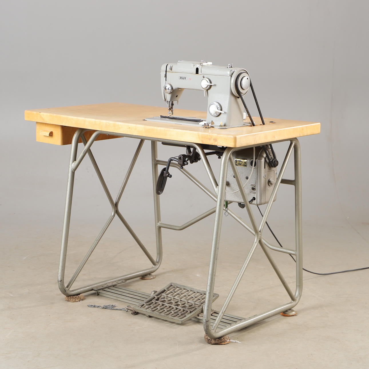 SEWING MACHINE, Pfaff 260, Germany.