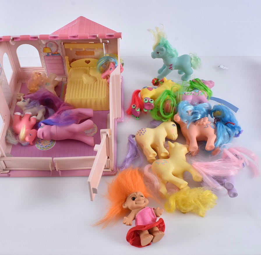 LEKSAKER, stall med hästar, plast.