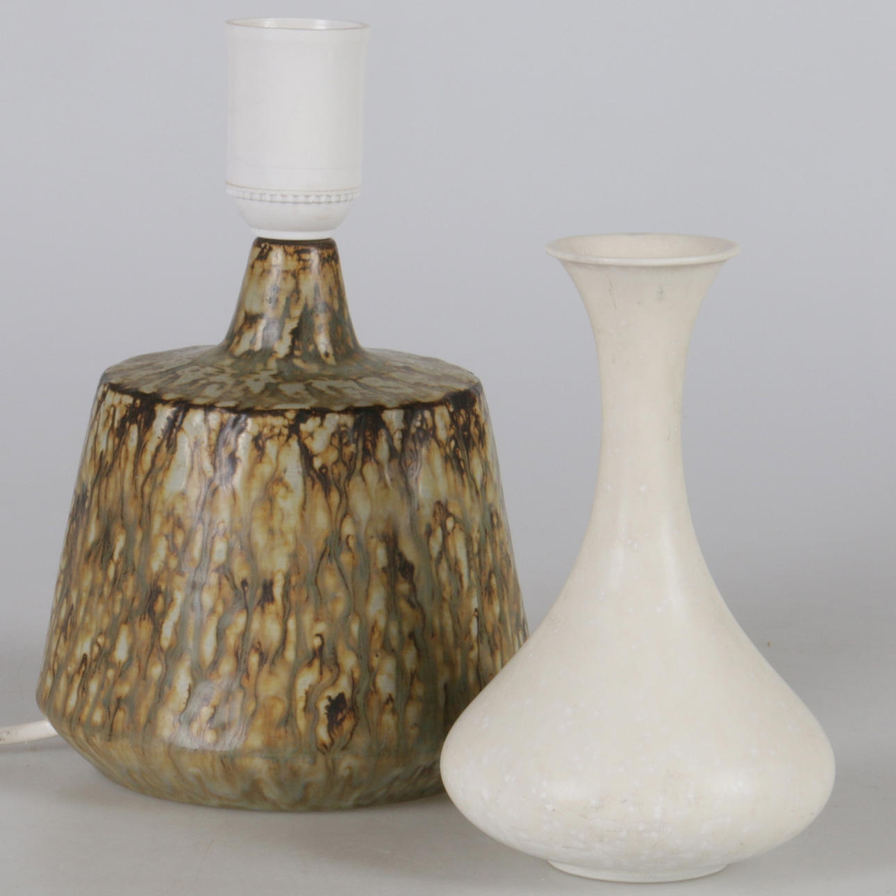 VAS, samt bordslampa, stengods, Gunnar Nylund, Rörstrand, 1900-tal.