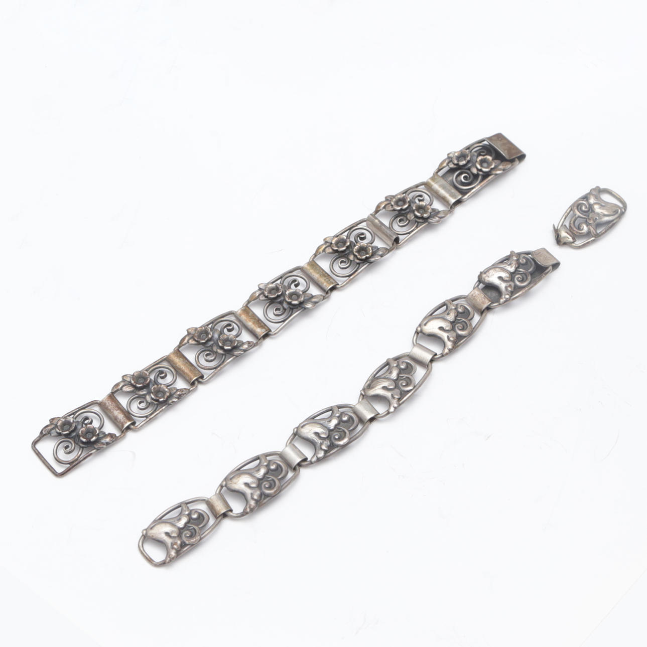 A set of 2 bracelets, silver.