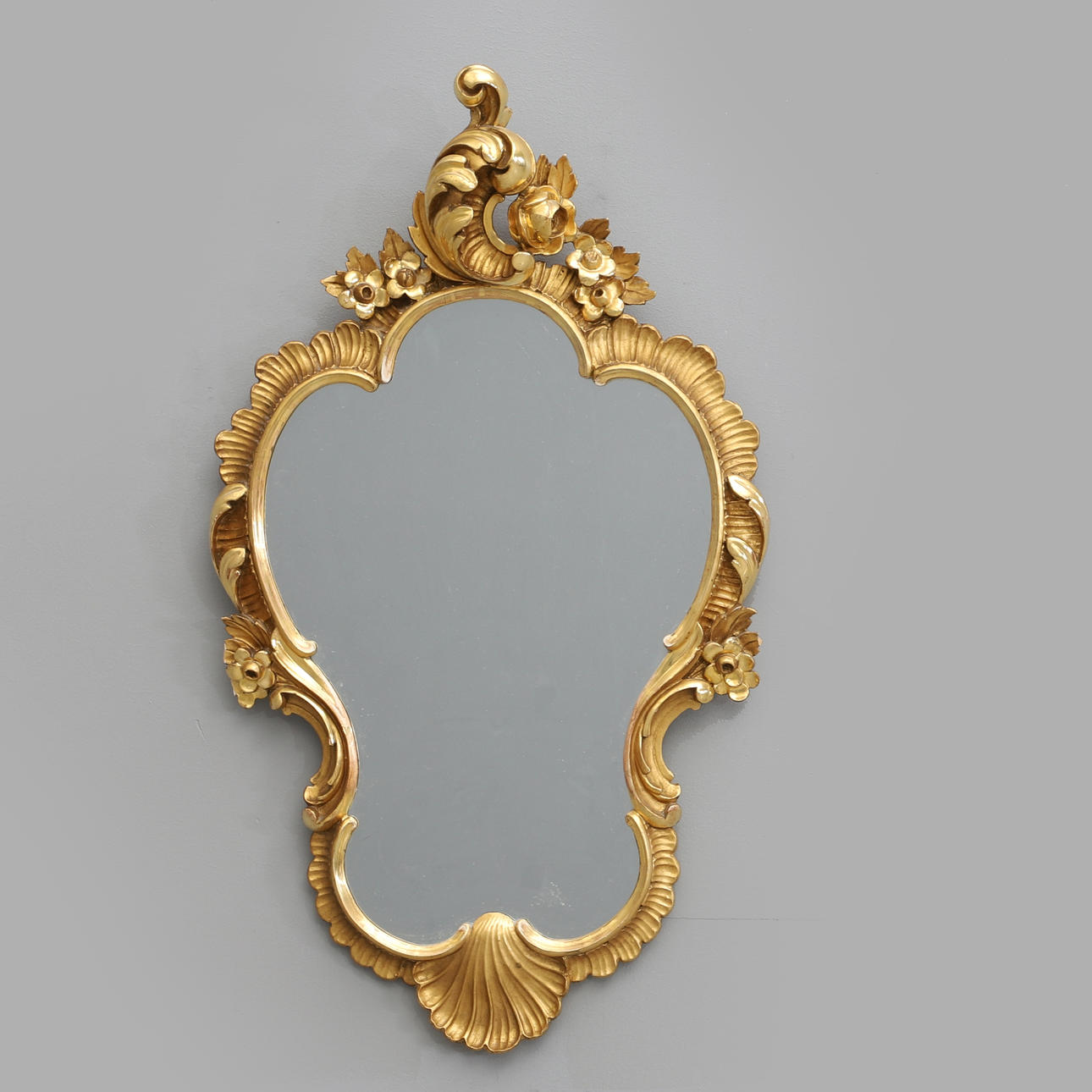 Espejo de estilo rococó del siglo XX.