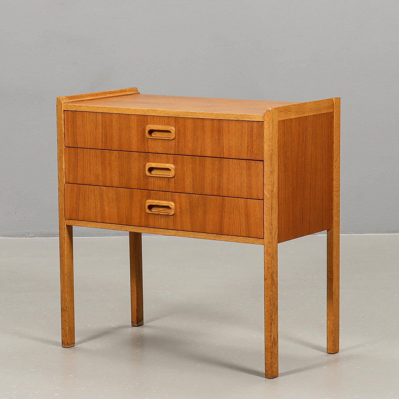 Una cómoda de teca de los años 60 de Còmoda.