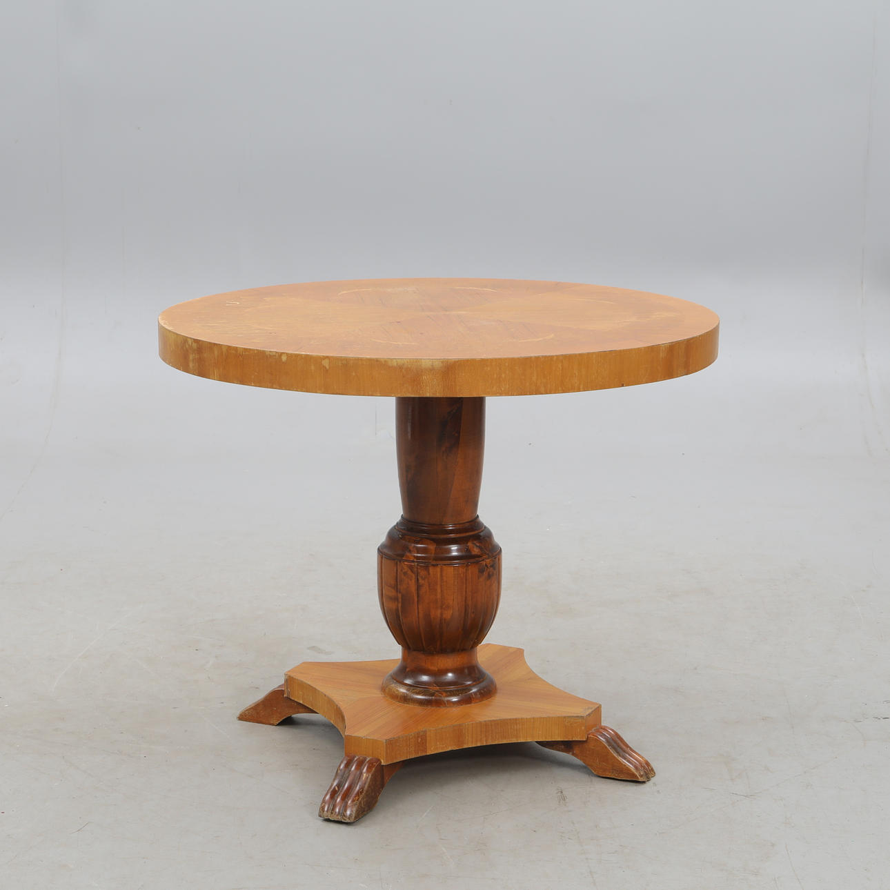 EINE SÄULE/EIN KAFFEETISCH, erste Hälfte des 20. Jahrhunderts.