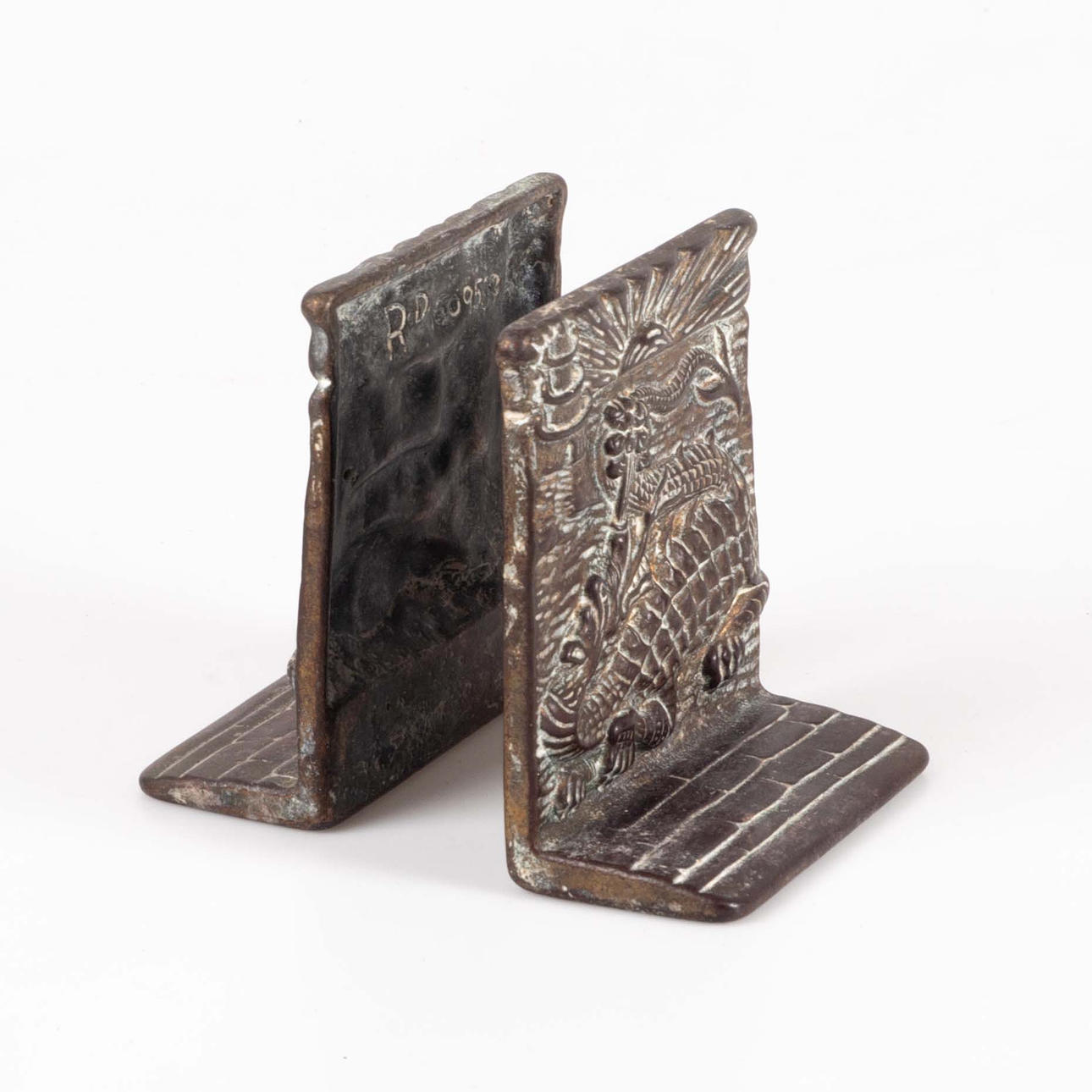 BOKSTÖD, patinerad brons.