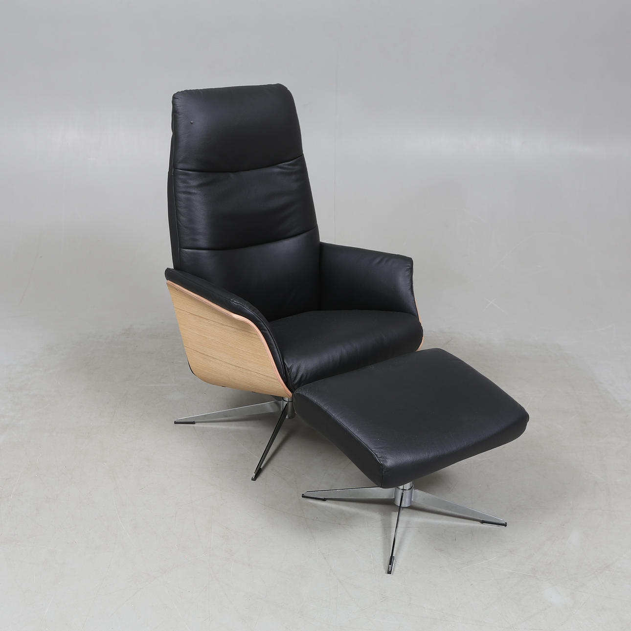 SILLÓN con reposapiés, de Hjort Knudsen.