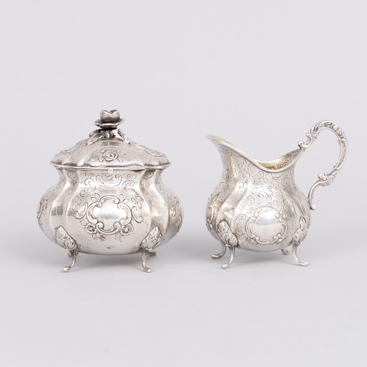 AZUCARERO Y JARRA DE CREMA, PLATEADA.