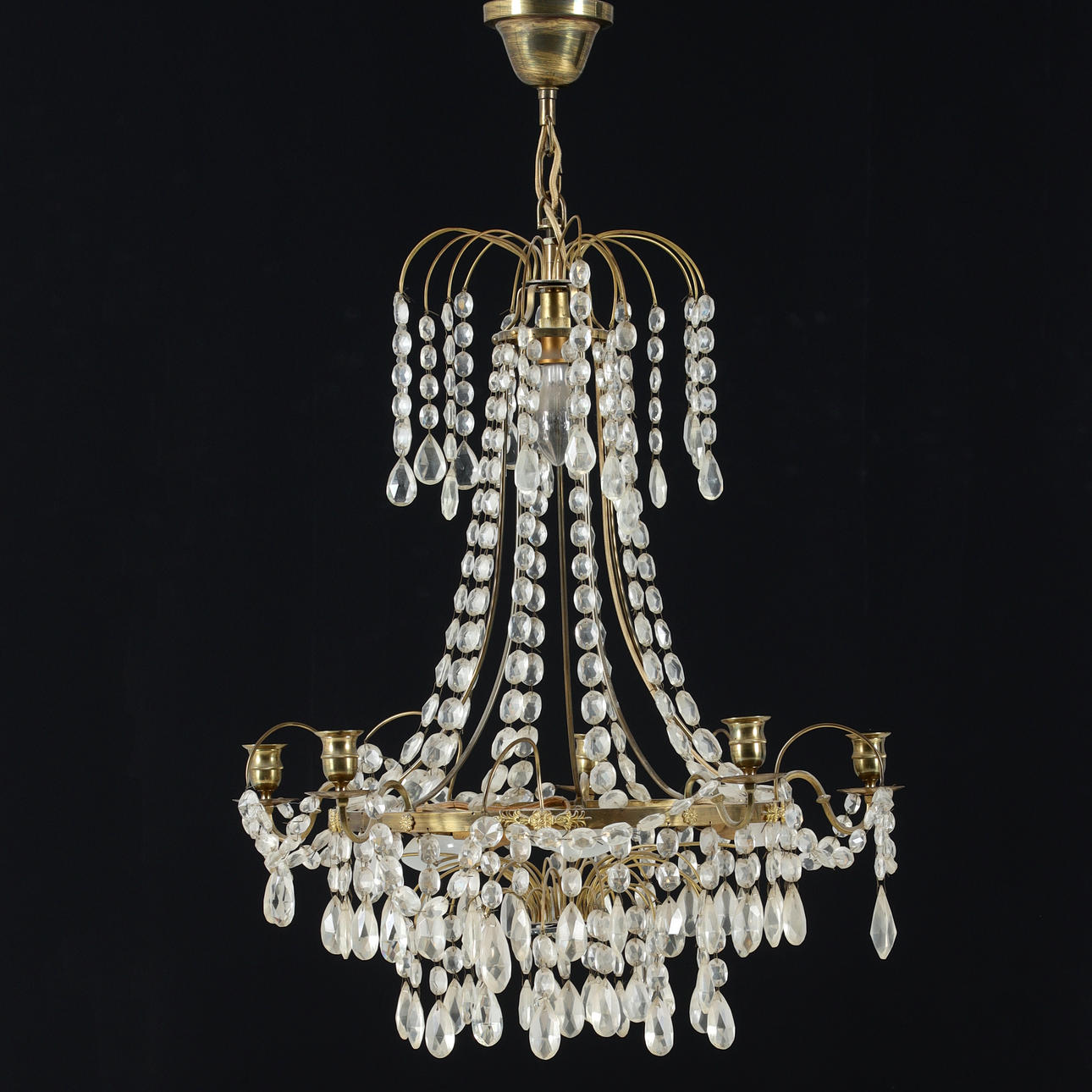 Un candelabro de estilo imperio, siglo XX.