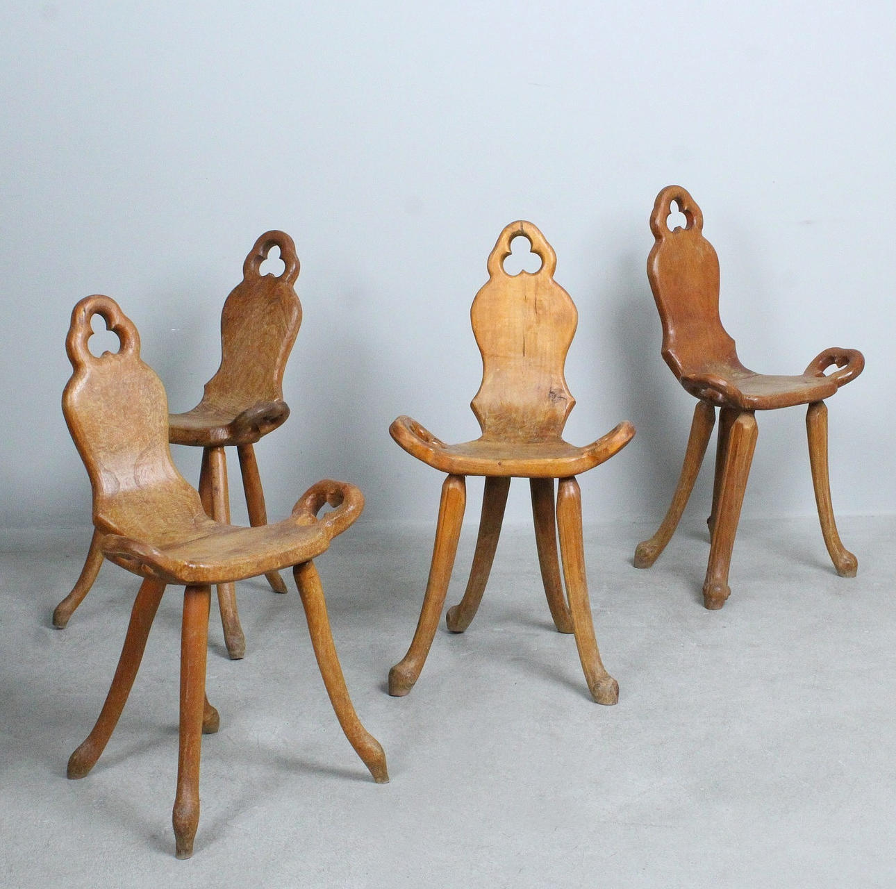 Uppsättning brutalistiska stolar, Italien.