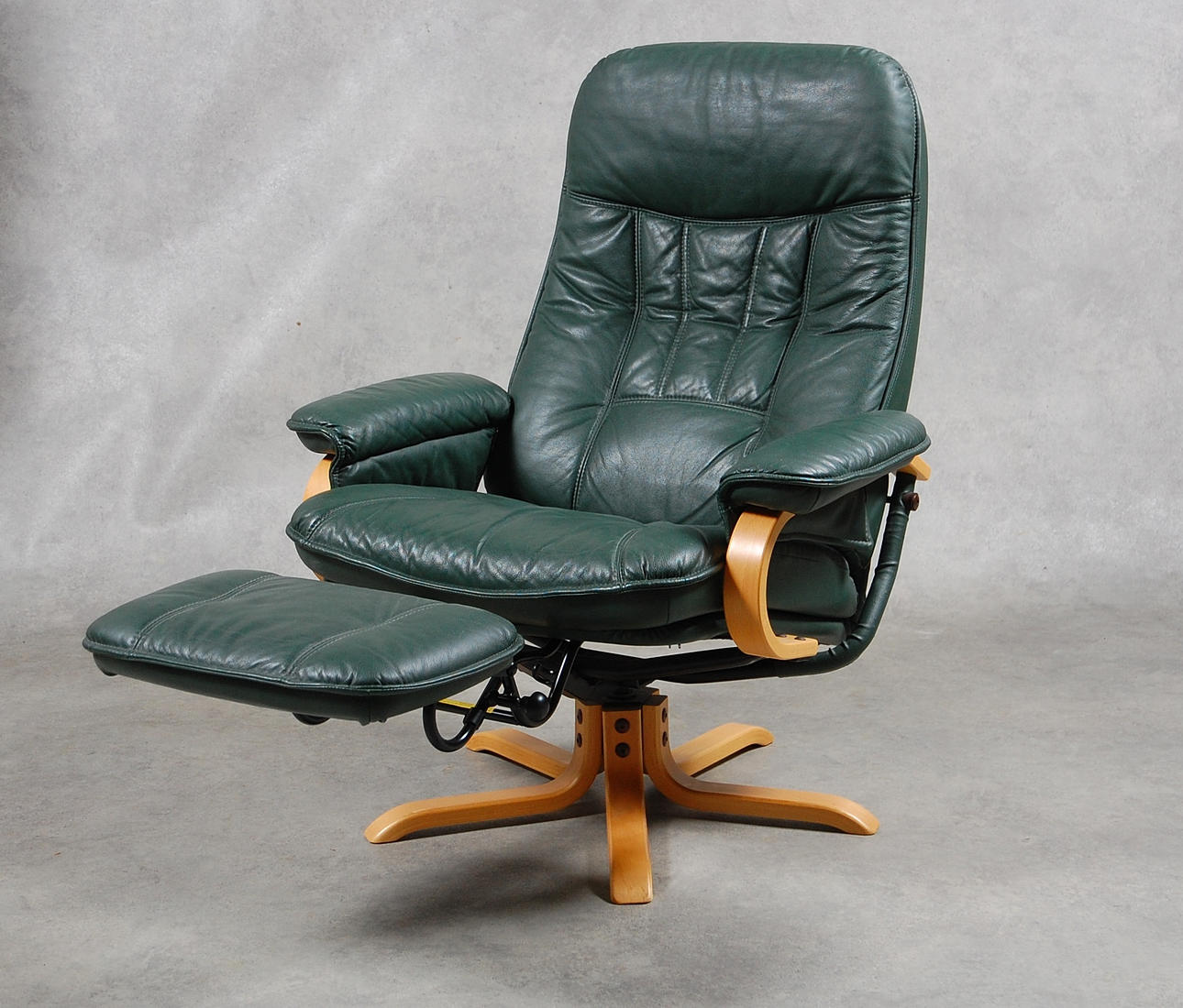 FÅTÖLJ, skinn utfällbart fotstöd.