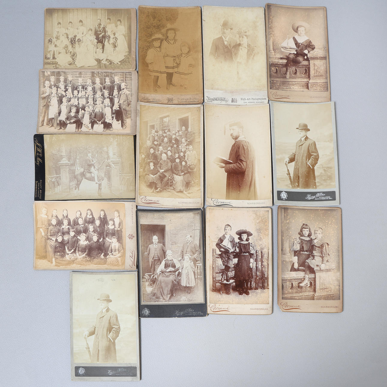 EINE SAMMLUNG VIKTORIANISCHER KABINETTSKARTEN (14).