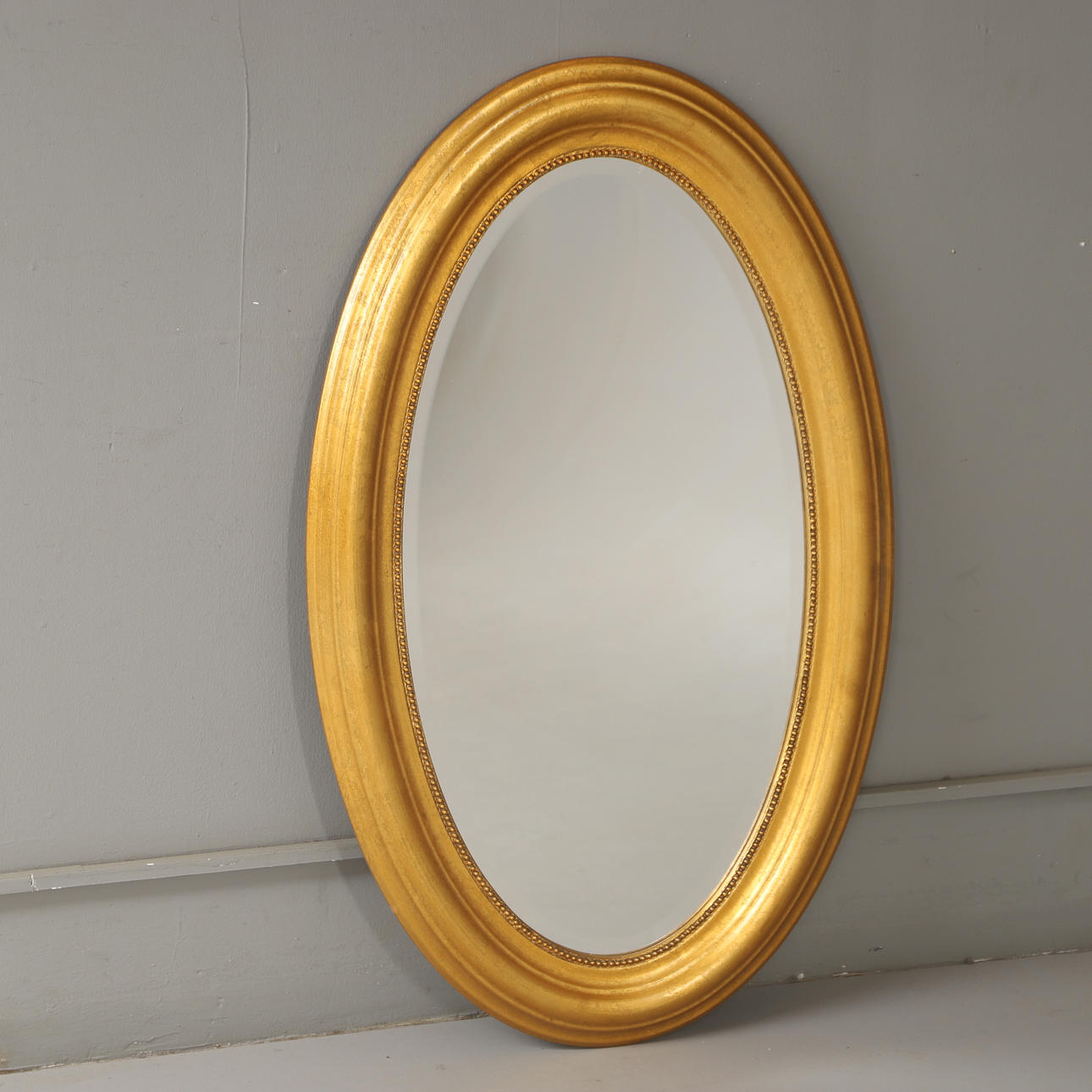 2000-luvun kullattu kehyspeili.