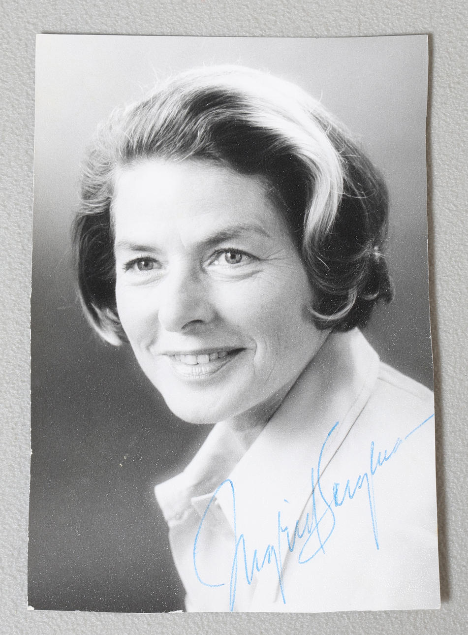 INGRID BERGMAN, SIGNED BLACK AND WHITE PHOTOGRAPH.