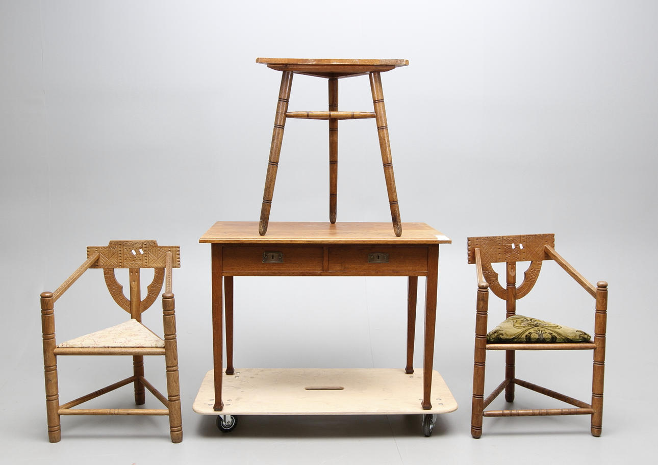 SKRIVBORD, samt möbelgrupp, munkmodell. 1900 talets första del.