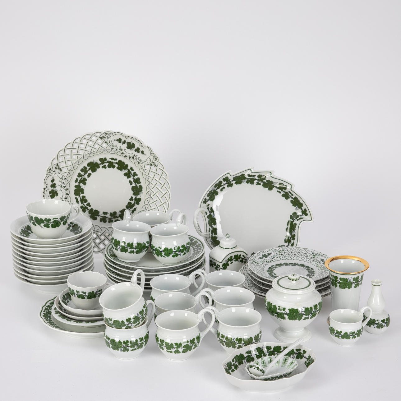 MEISSEN. Indsamling af servicedele, herunder Biedermeier kaffeservice, 'vinbladsdekoration', 20. Jh. (49).