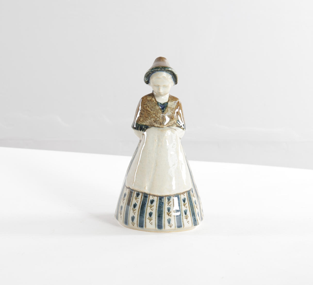 GUDRUN MEEDOM BÆCH. Porcelain figure in the form of a girl with a skirt in a local costume. Manufactured at Bing & Grøndahl, no. 7205.