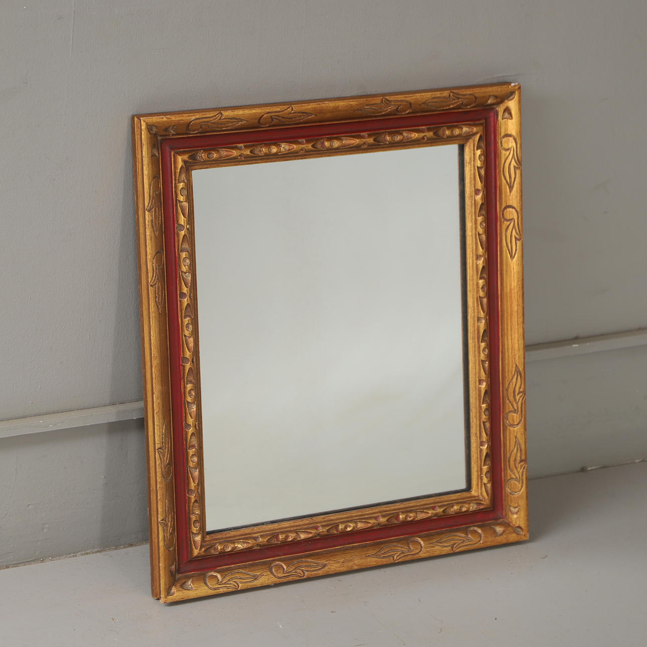 A 21st-century gilt frame mirror.