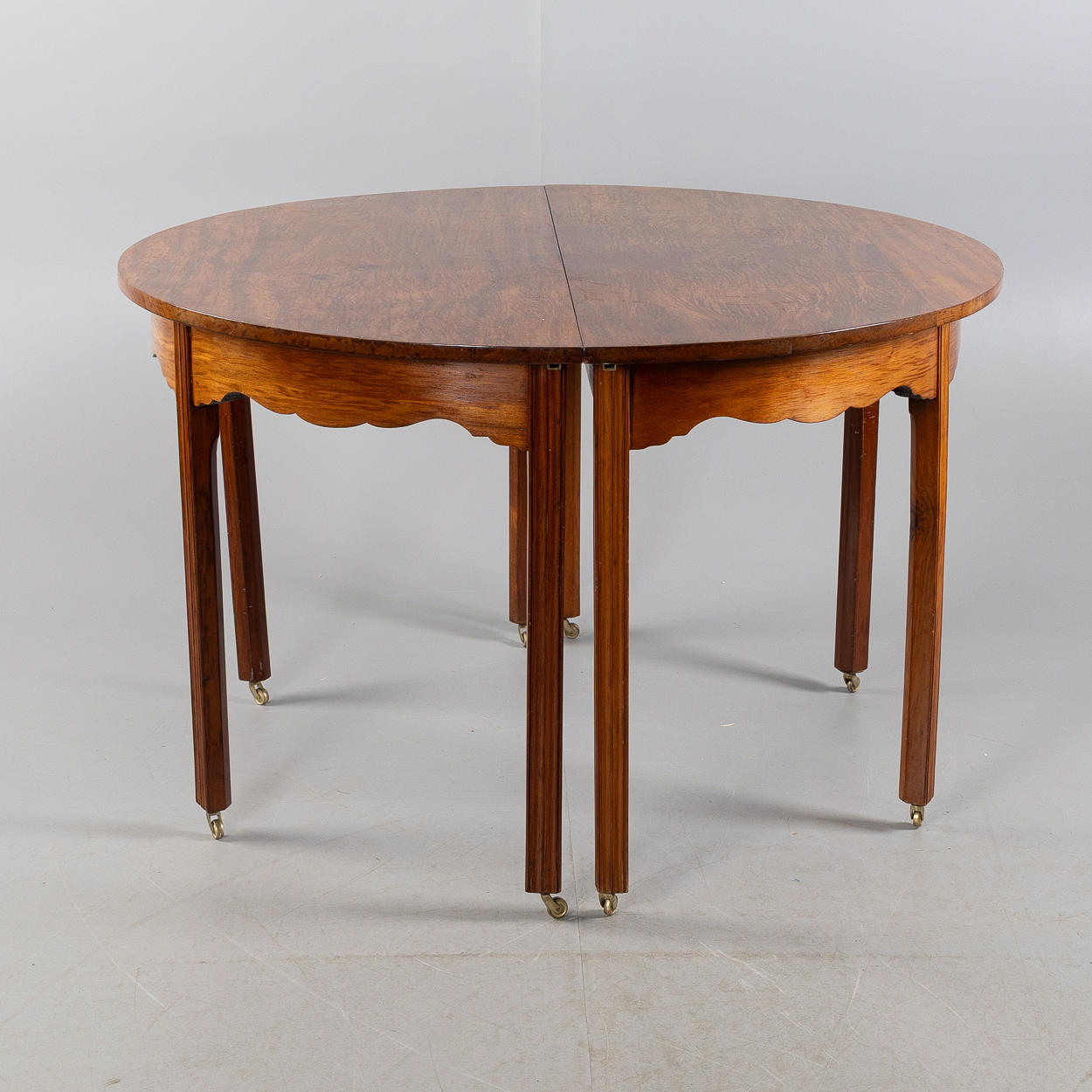 DINING TABLE, sk. “Hepplewhite style”, England, circa 18/1900.