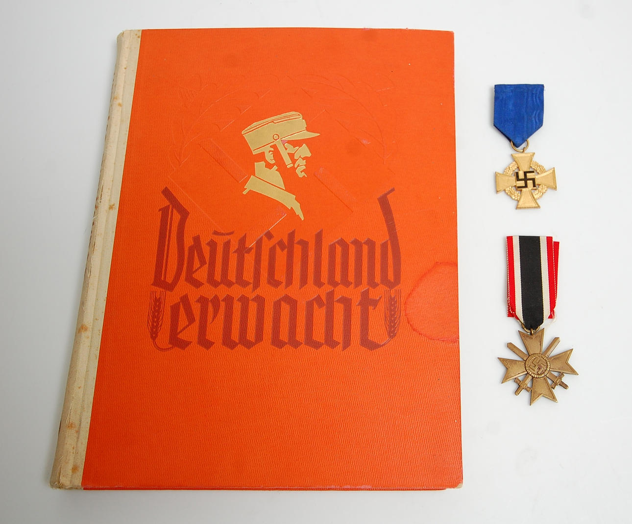 MEDALJER, 2 st Tyskland 1939, BOKEN " Deutschland ermacht ".