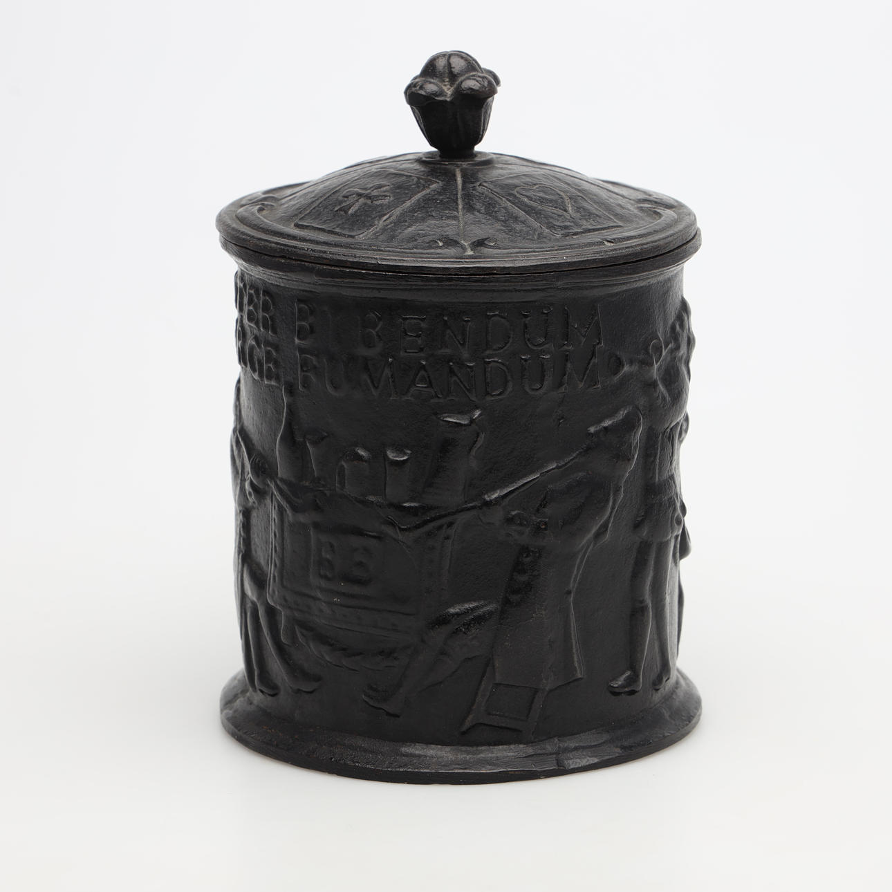 TOBAKSKRUKKE, støbejern, „Inter bibendum large fumandum“.