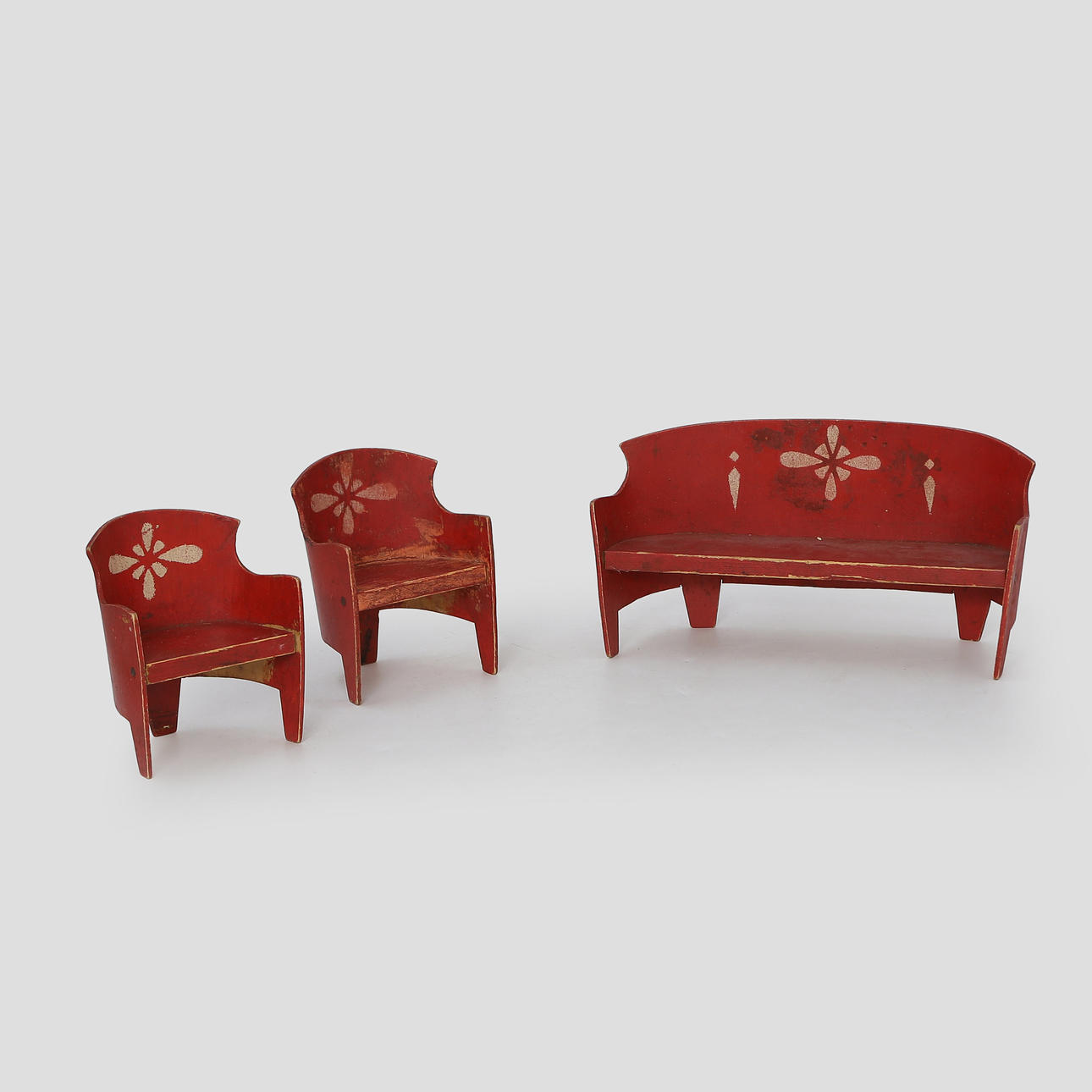 ÄLDRE DOCKMÖBLER, SOFFA MED TVÅ FÅTÖLJER.