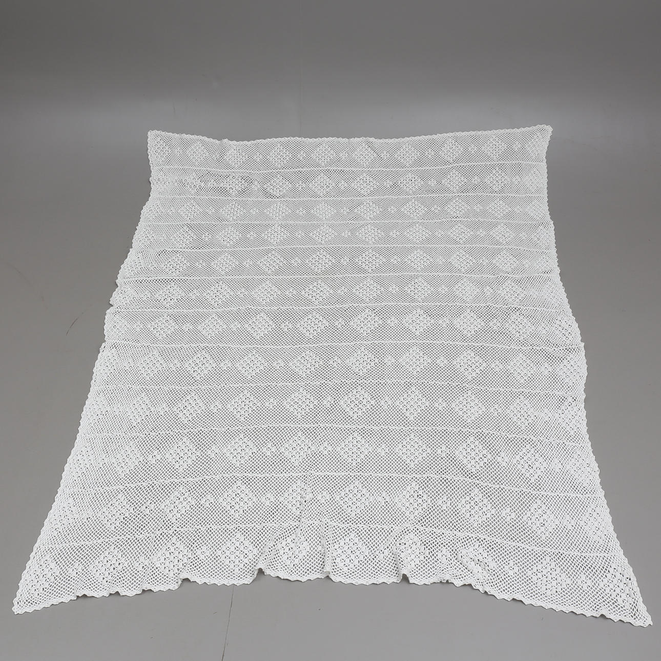 SÄNGÖVERKAST samt DUK, virkat, 1900-tal.