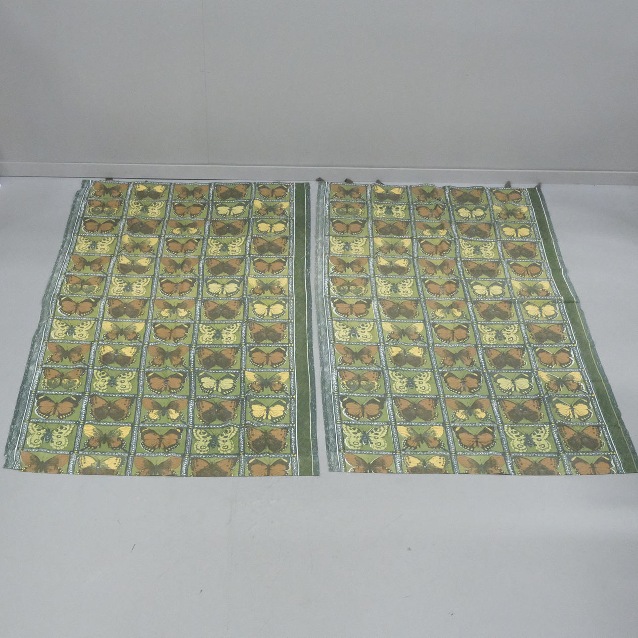 VIOLA GRÅSTEN. GARDINLÆNGDER, „SOMMERFUGL“, TO STYKKER.