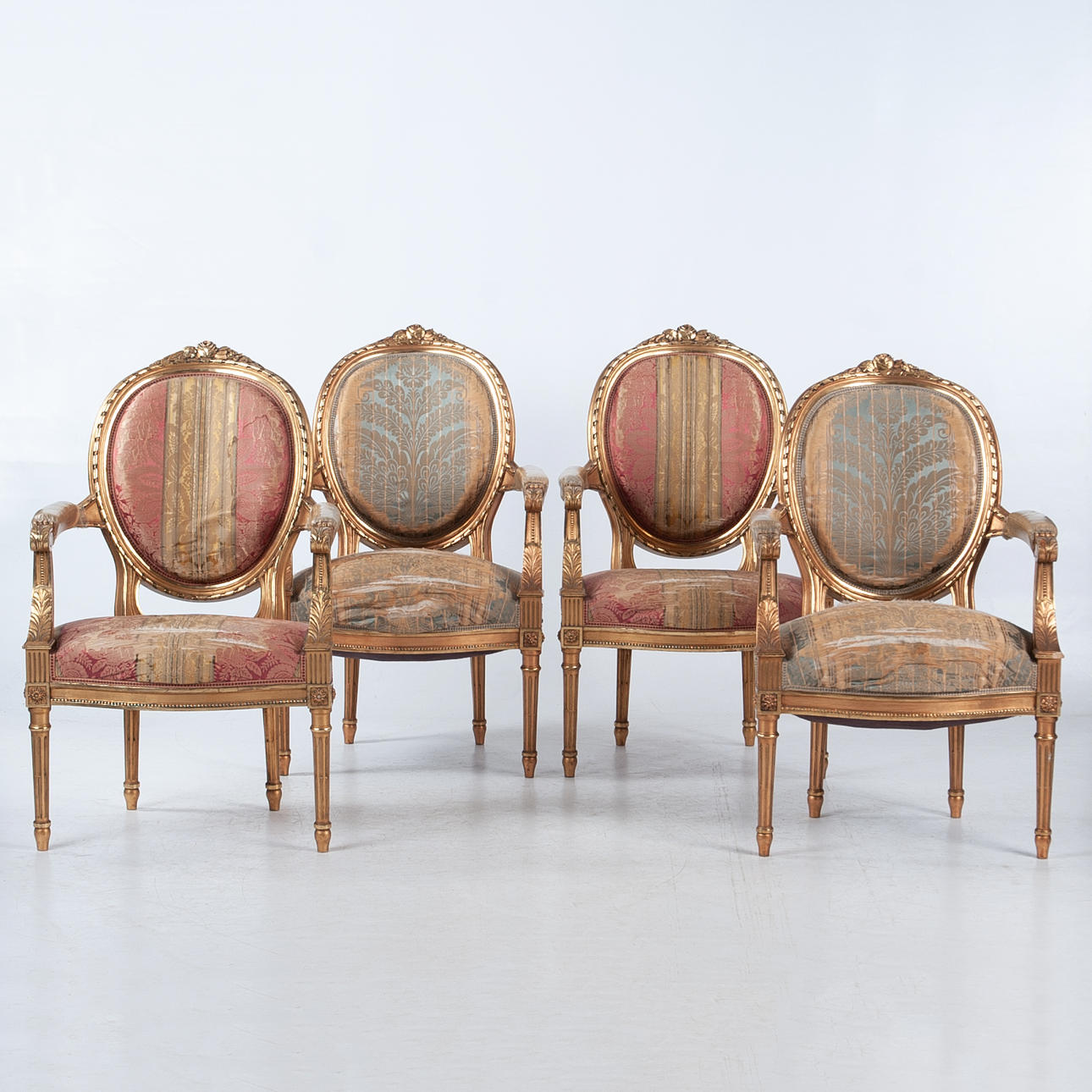 Un conjunto de 4 sillones de estilo Luis XVI.