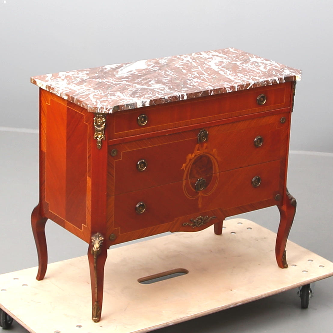 BYRÅ med stenskiva, gustaviansk stil, S.k. Hauptmodell. Omkring 1900-talets mitt.