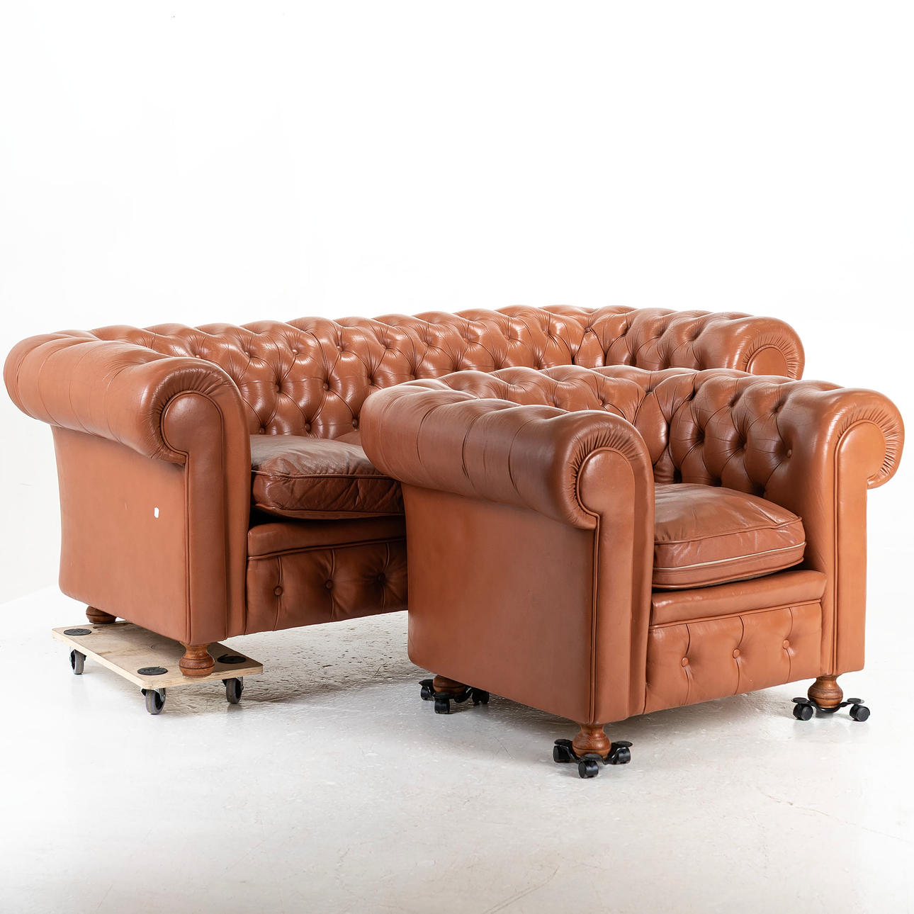 SOFA UND SESSEL, Leder, „Pegasus“, Chesterfield.