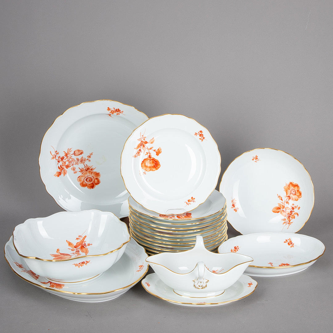 CHISS. Spiseservice, jernrød blomsterbuket, efter 1934 (18).