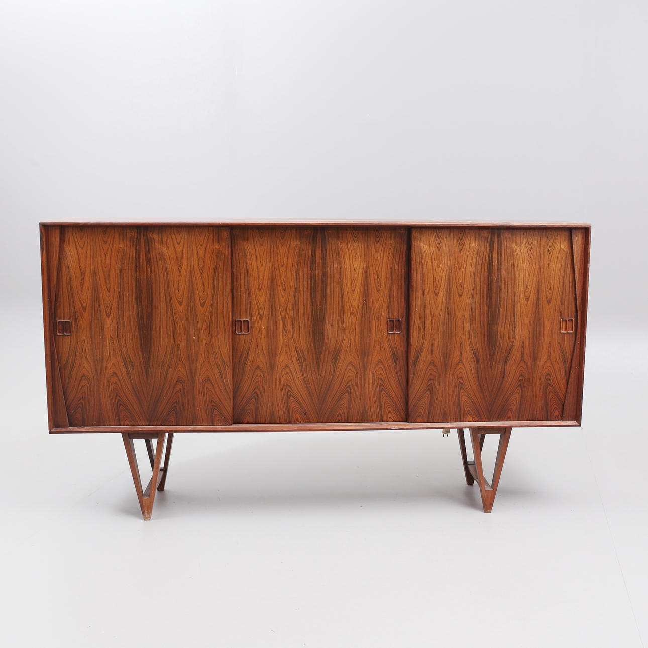 KURT ØSTERVIG. Sideboard mit Barschrank, Jakaranda, Dänemark.