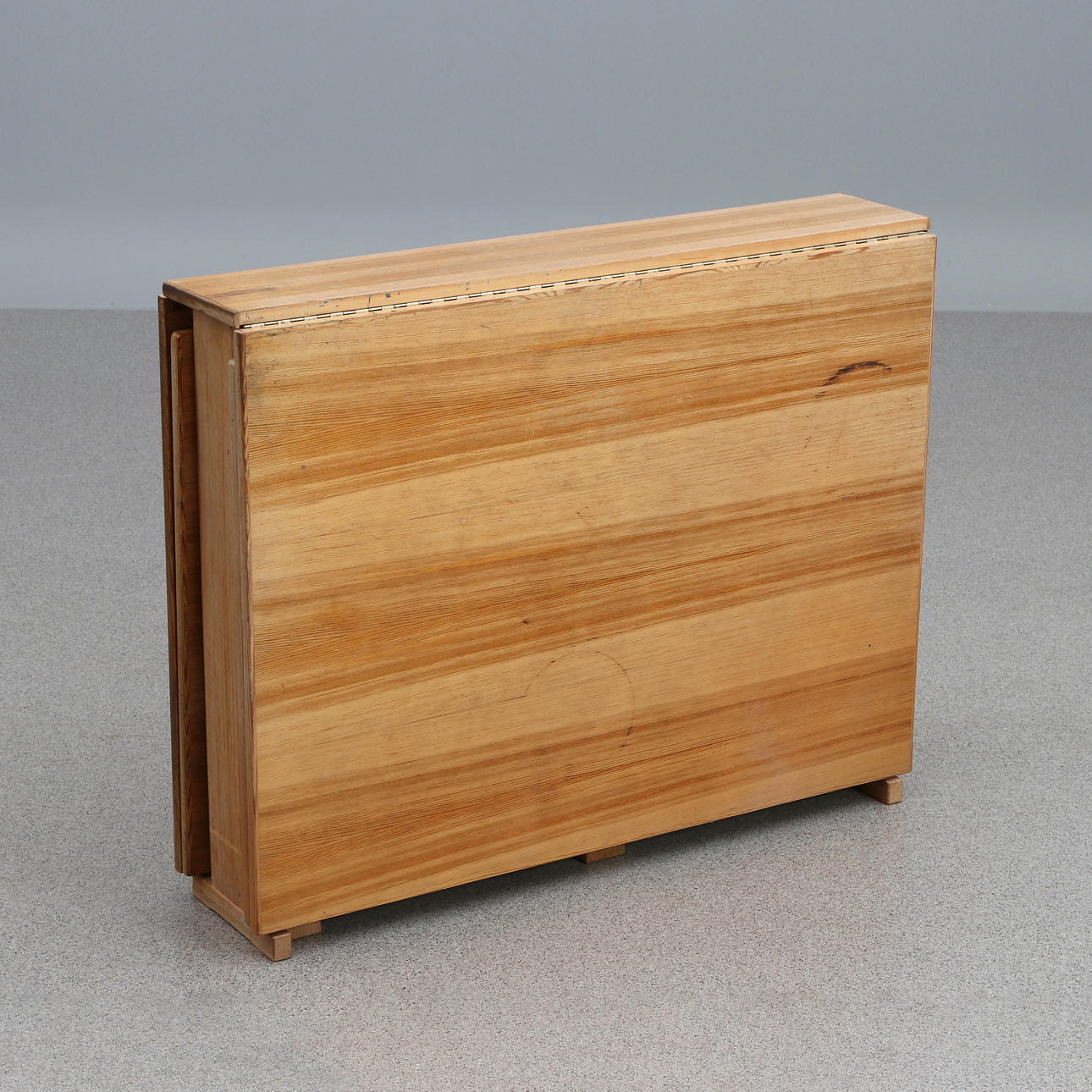 PERCUSSION TABLE. Pine. 20th century. It's unmarked.