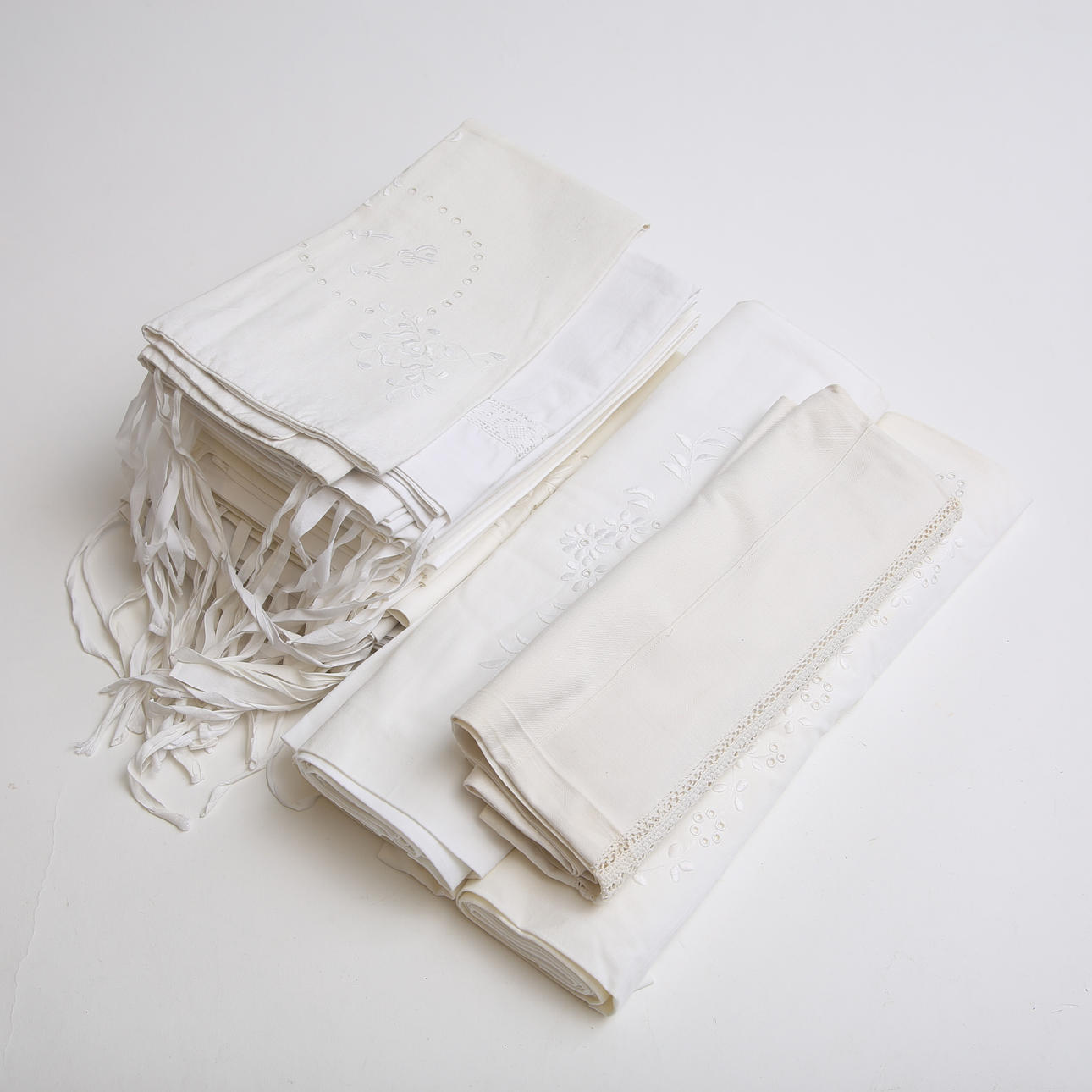 LINNED, for det meste PUDEBETRÆK.