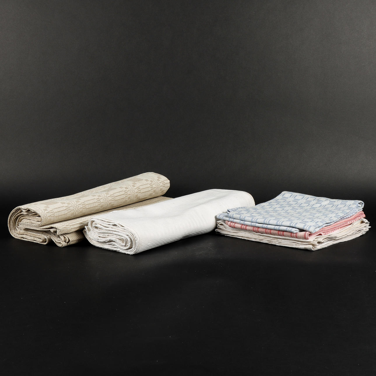 TABLECLOTHS AND NAPKINS.