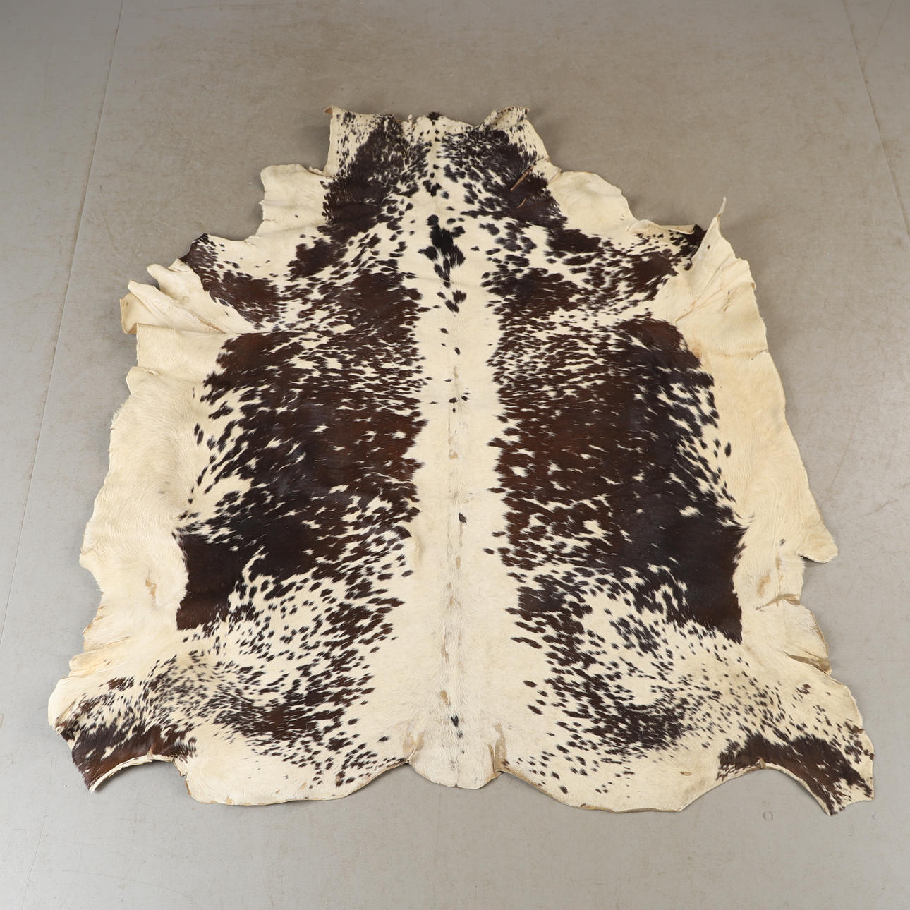 COWHIDE, 175 x 150 cm.