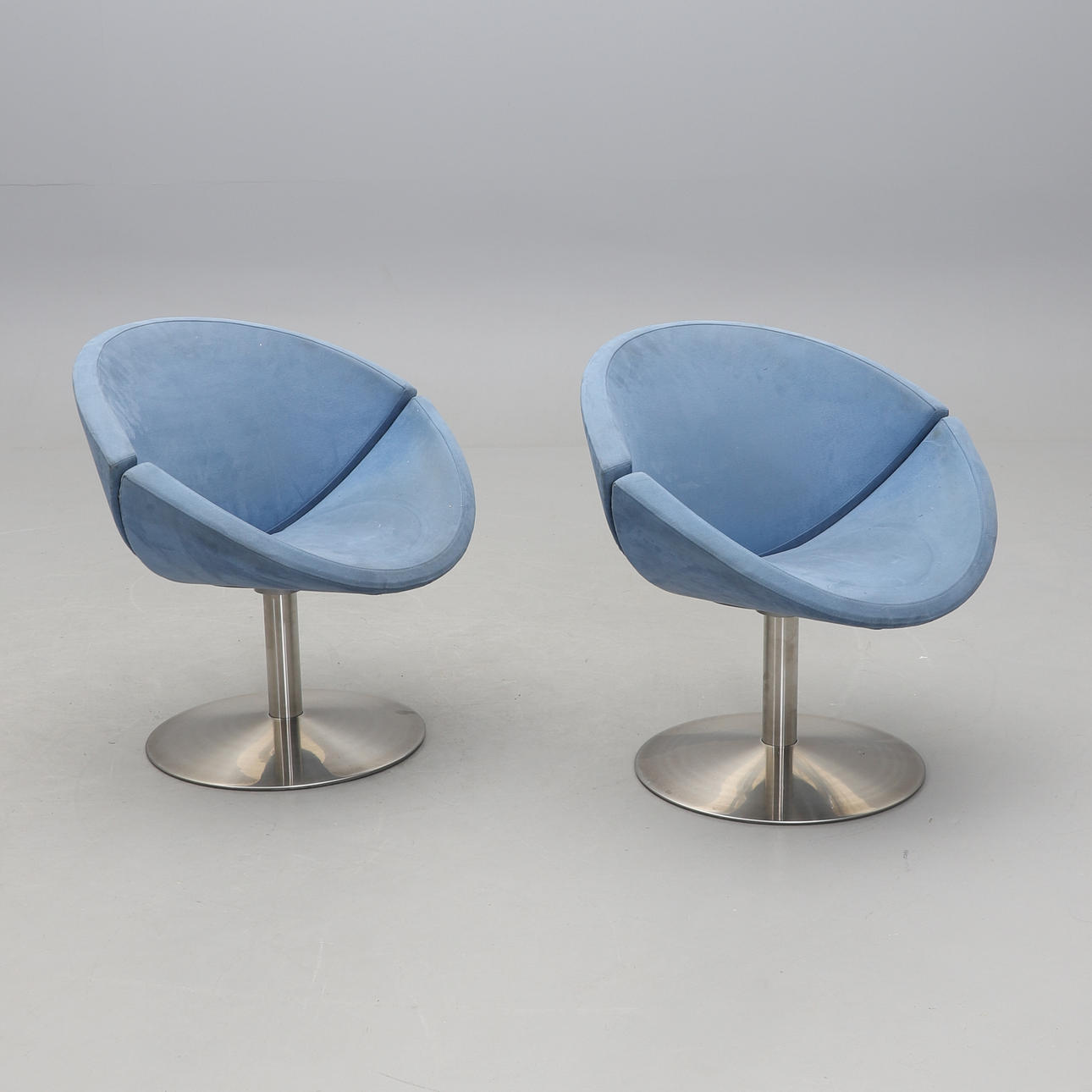 PETER HJORT LORENTZEN & JOHANNES FOERSOM. A pair of “Apollo EJ 96" spinning armchairs, Erik Jørgensen.