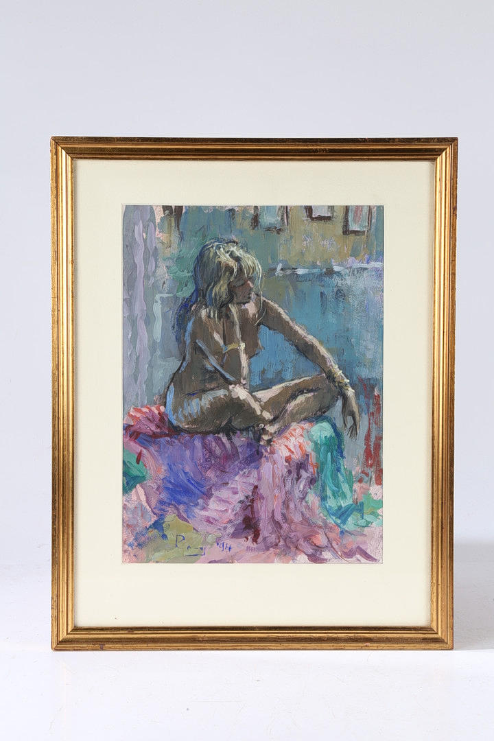 ROY PETTIT (GEB. 1935) SITZT NACKT.