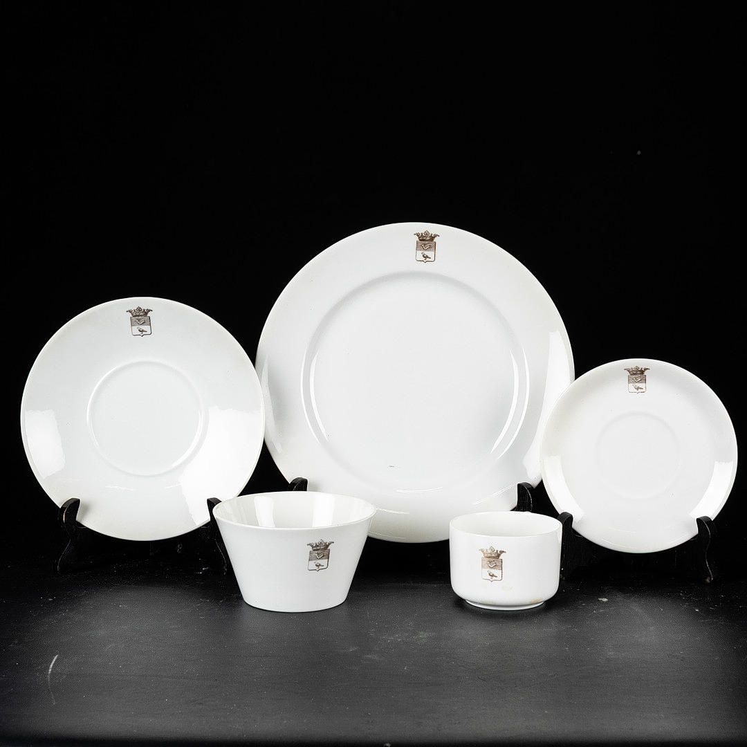 Bordservice, 44 stykker med adelsskjold, Rörstrand.